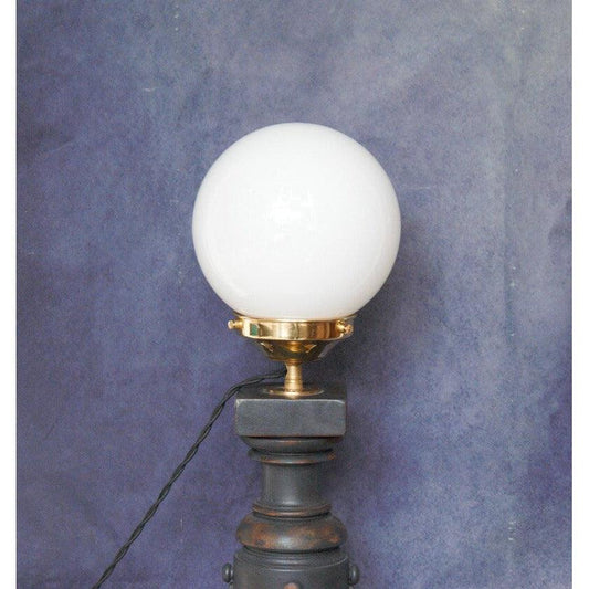 Lampe à poser balustre en bois patinée et opaline blanche. - Letempsdesbelleschoses