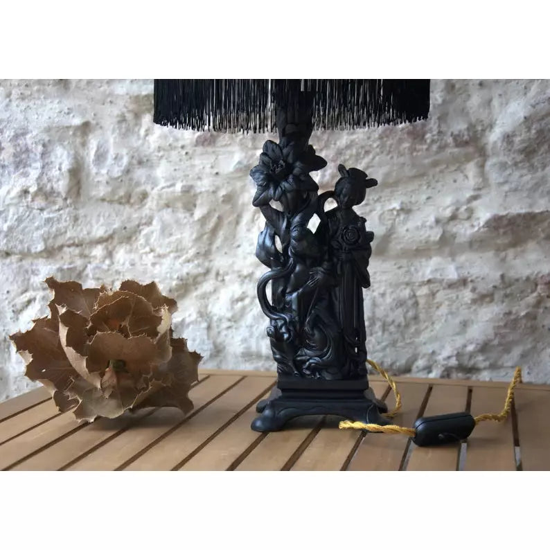 Lampe à poser Geishas noire, abat-jour doble face velours et soie . Pièce unique. - Letempsdesbelleschoses