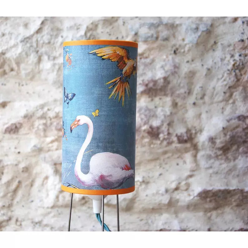 Petite lampe à poser sur trépied en métal , abat-jour papier peint chinoiserie fleurs et oiseaux. Pièce unique. - Letempsdesbelleschoses